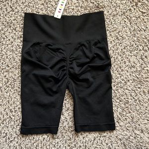 Seamless scrunch bum shorts